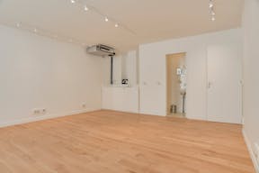 Showroom Boutique in Canal Saint Martin - Image 12