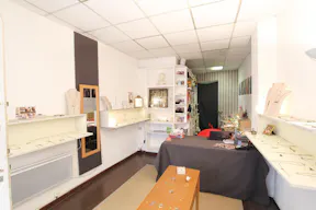 Petite Boutique in Le Marais - Image 8