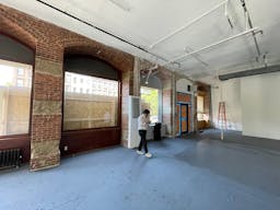 Prime corner pop-up store in Park Slope, on subway line - Image 1