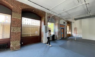 Prime corner pop-up store in Park Slope, on subway line - Image 1