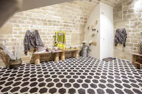 Bright Le Marais Boutique - Shared Space - Image 5