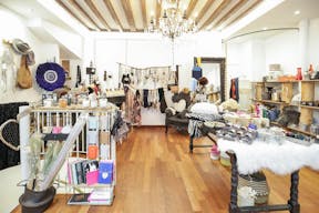 Bright Le Marais Boutique - Shared Space - Image 8