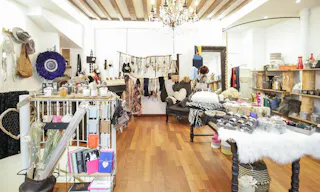 Bright Le Marais Boutique - Shared Space - Image 8