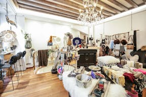 Bright Le Marais Boutique - Shared Space - Image 11