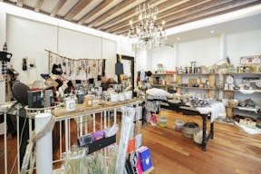 Bright Le Marais Boutique - Shared Space - Image 12