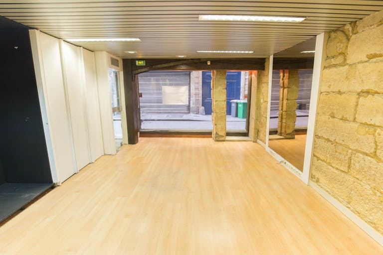 Pop-Up Store in Busy Montorgueuil - Image 0