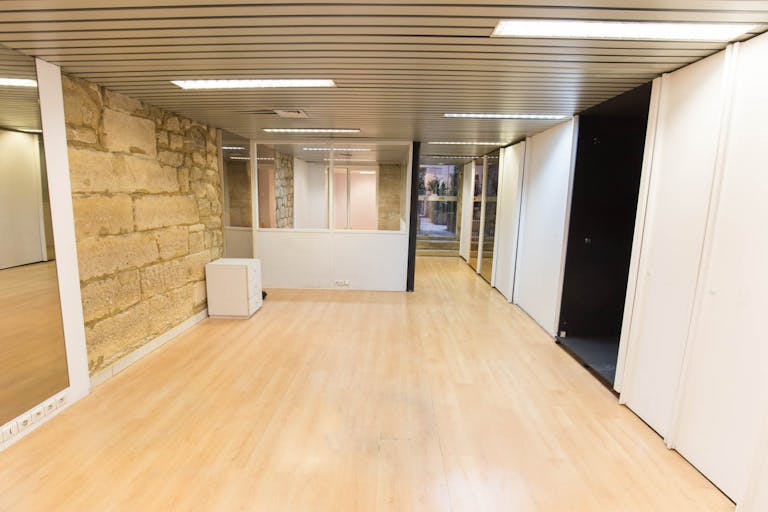 Pop-Up Store in Busy Montorgueuil - Image 2