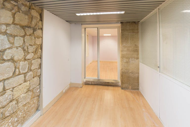 Pop-Up Store in Busy Montorgueuil - Image 4