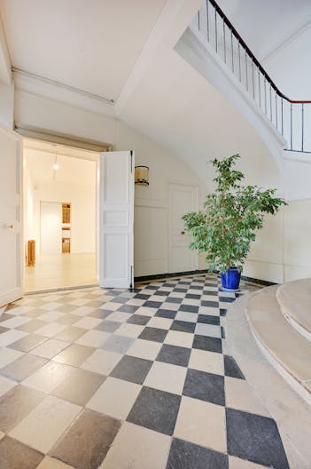 Une galerie confidentielle avec une adresse remarquable - Image 1