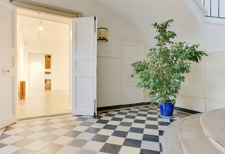 Une galerie confidentielle avec une adresse remarquable - Image 1