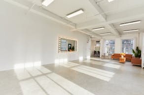 Expansive Skyline Loft - Connected Studio Space - Image 8