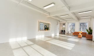 Expansive Skyline Loft - Connected Studio Space - Image 8