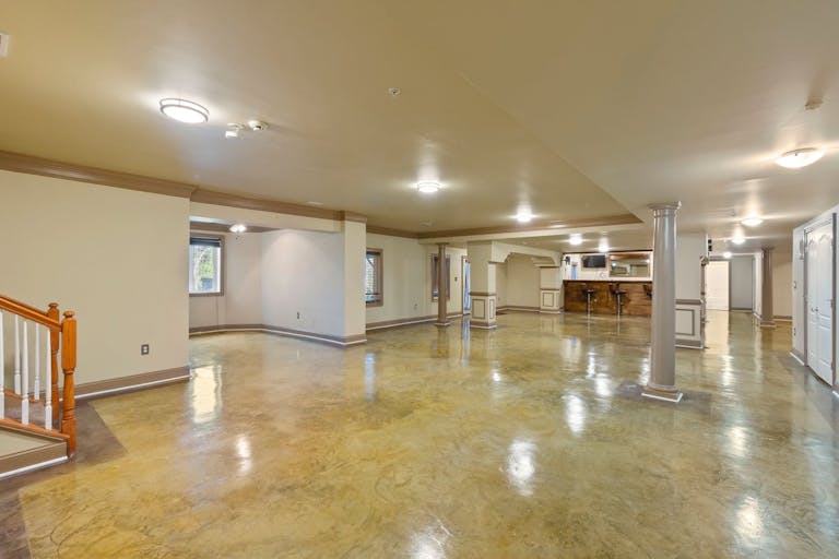 Contemporary Mansion with lots of spaces - Image 2