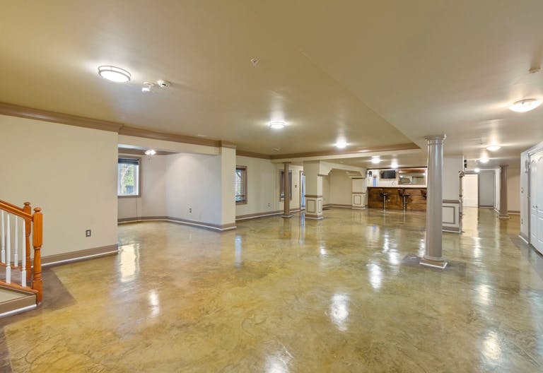 Contemporary Mansion with lots of spaces - Image 2
