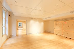 Luxury Gallery in Saint-Germain - Image 2