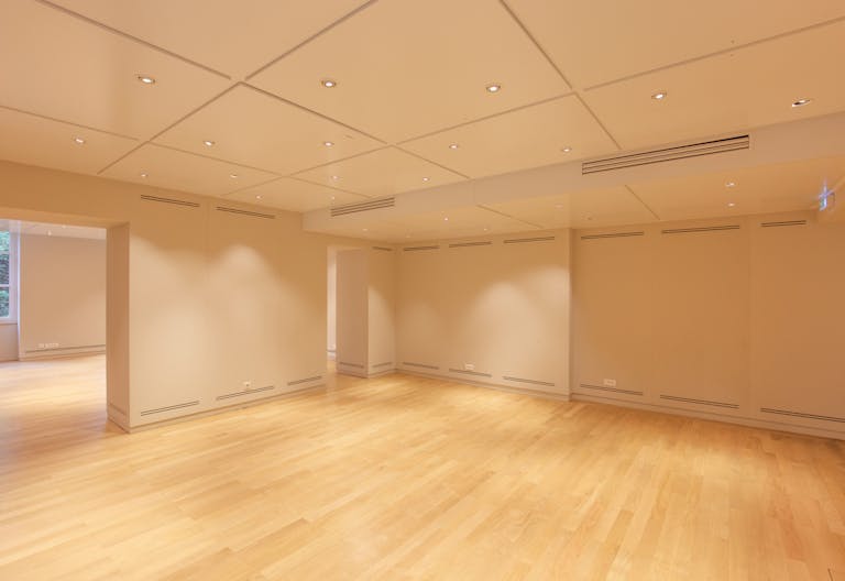 Luxury Gallery in Saint-Germain - Image 3