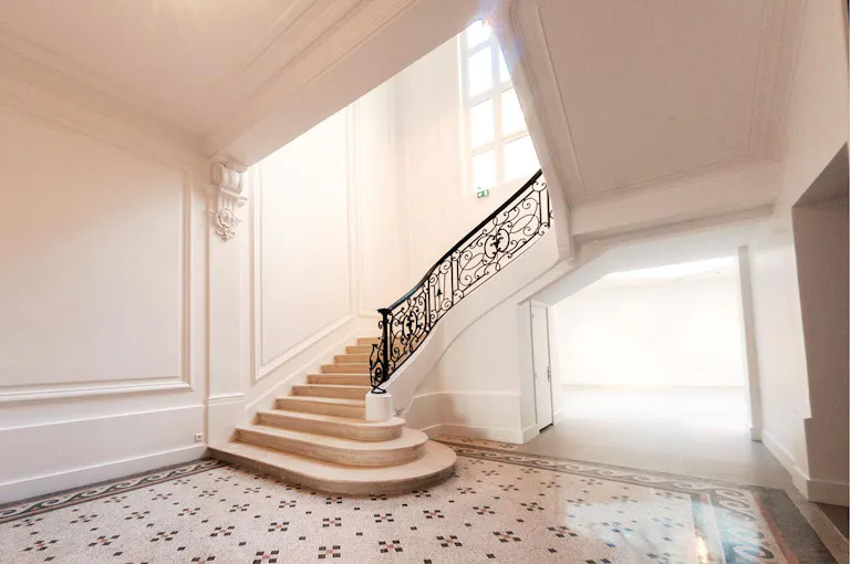 Showroom in Historical Invalides - Image 1