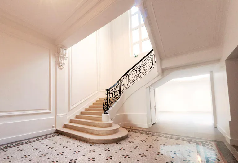Showroom in Historical Invalides - Image 1
