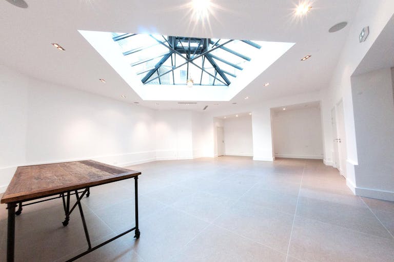 Showroom in Historical Invalides - Image 2