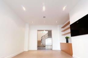 Showroom in Historical Invalides - Image 3