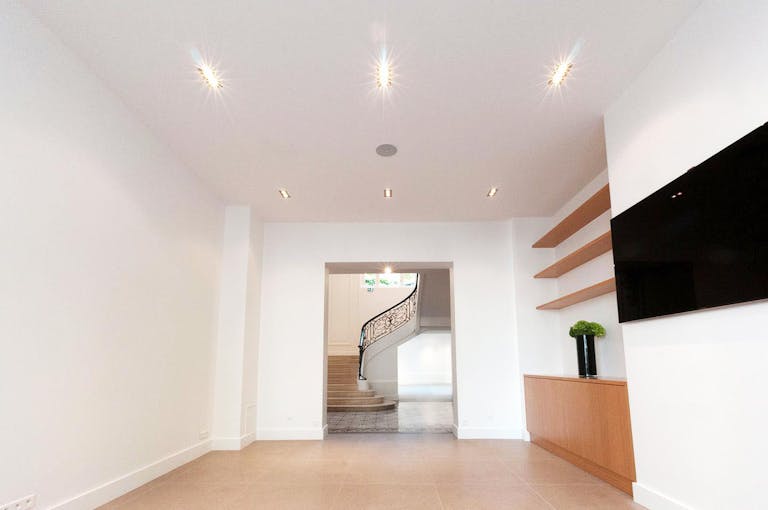 Showroom in Historical Invalides - Image 3