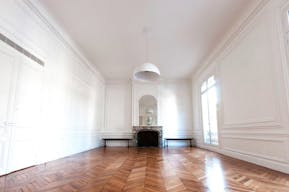 Showroom in Historical Invalides - Image 4