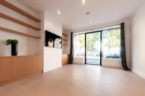 Showroom in Historical Invalides - Image 5