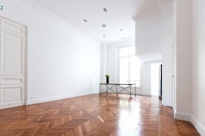 Showroom in Historical Invalides - Image 6