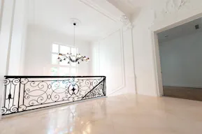 Showroom in Historical Invalides - Image 7