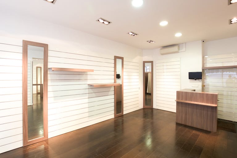 Flexible Shop in Popular Le Marais - Image 2