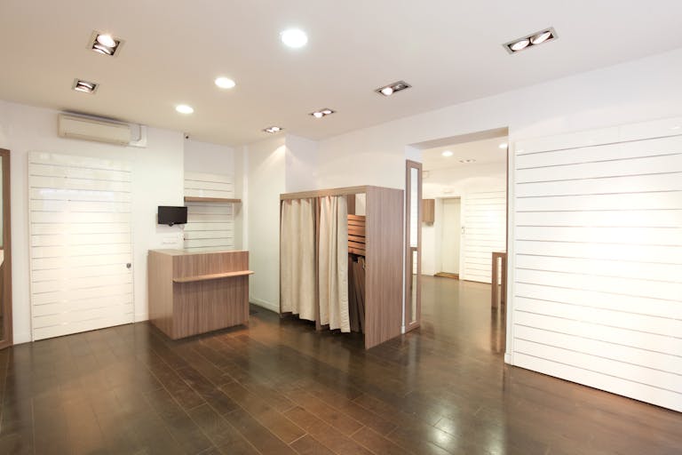 Flexible Shop in Popular Le Marais - Image 4