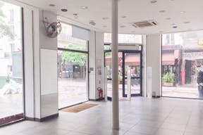 Bright Store in Heart of Beaubourg - Image 0