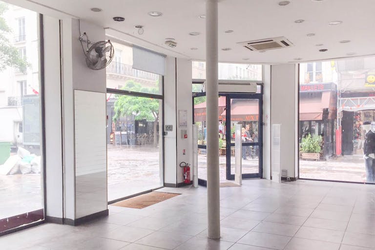 Bright Store in Heart of Beaubourg - Image 0