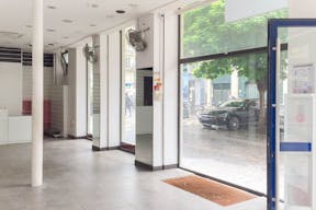 Bright Store in Heart of Beaubourg - Image 1