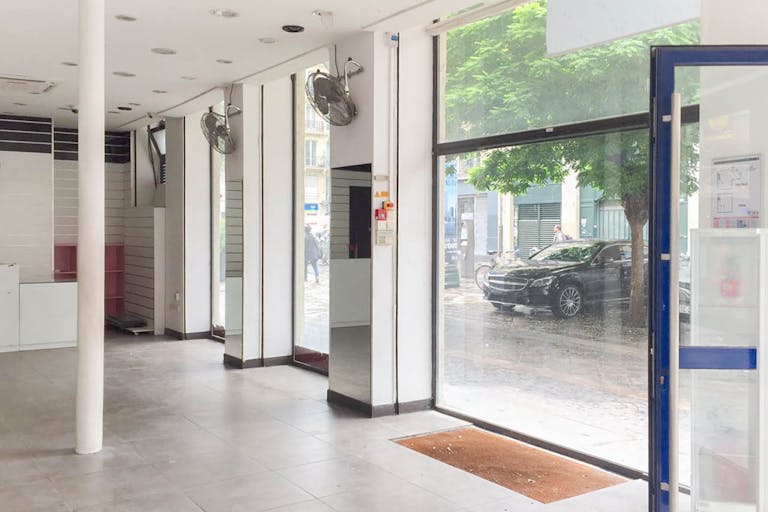 Bright Store in Heart of Beaubourg - Image 1