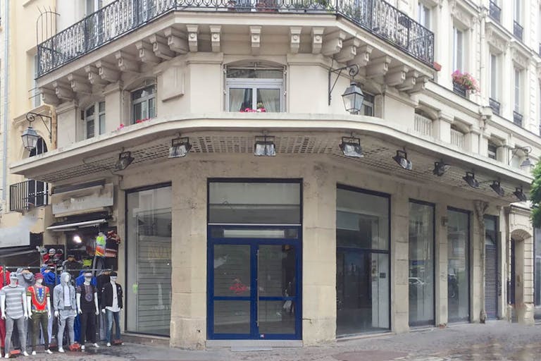 Bright Store in Heart of Beaubourg - Image 3