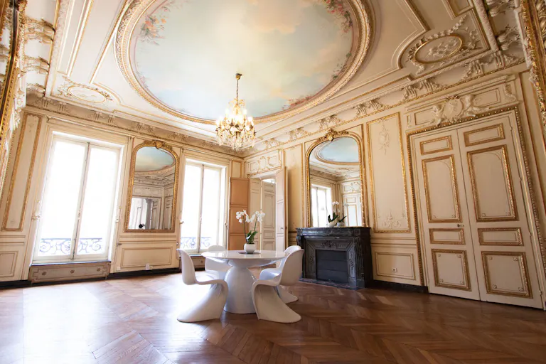 Beautiful Showroom in Opera - Image 0