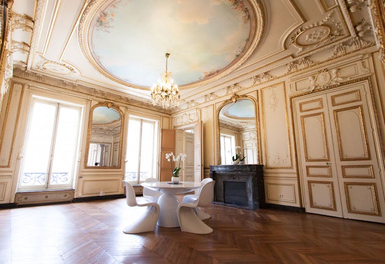 Beautiful Showroom in Opera - Image 0