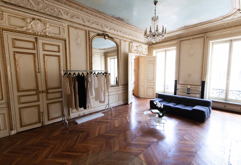Beautiful Showroom in Opera - Image 1