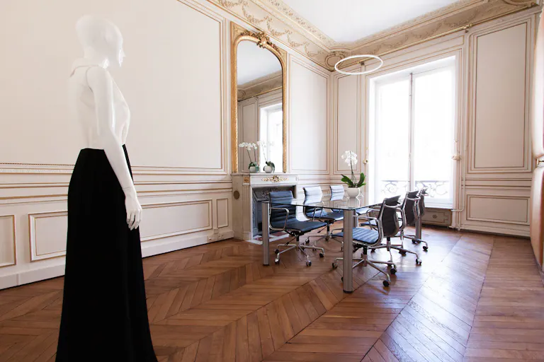 Beautiful Showroom in Opera - Image 4