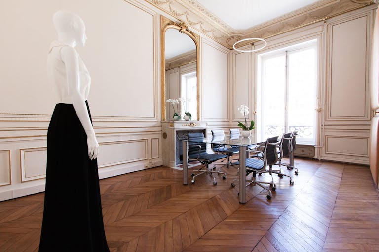 Beautiful Showroom in Opera - Image 4