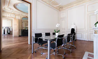 Beautiful Showroom in Opera - Image 5