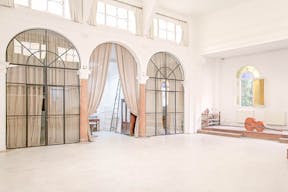 Stunning Space in Vibrant Bastille - Image 0