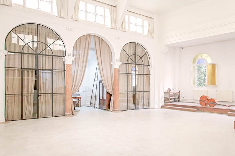 Stunning Space in Vibrant Bastille - Image 0