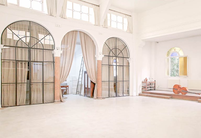 Stunning Space in Vibrant Bastille - Image 0