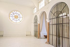 Stunning Space in Vibrant Bastille - Image 2