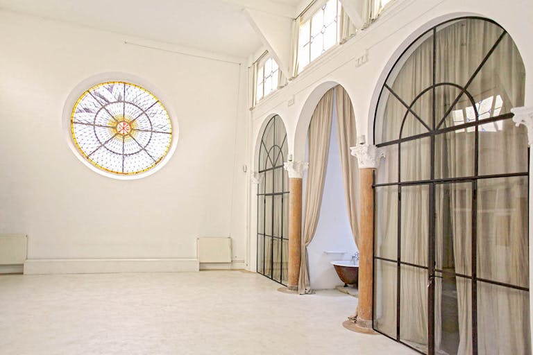 Stunning Space in Vibrant Bastille - Image 2