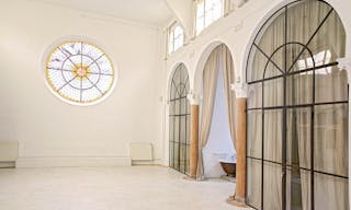 Stunning Space in Vibrant Bastille - Image 2