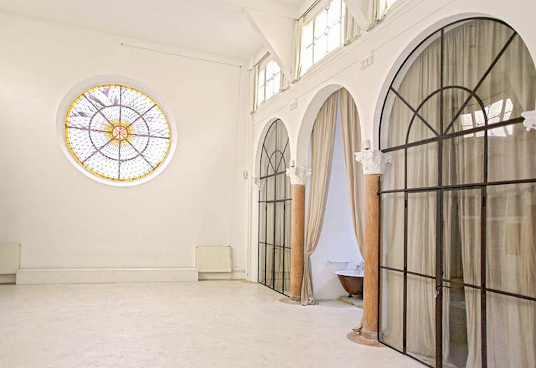 Stunning Space in Vibrant Bastille - Image 2