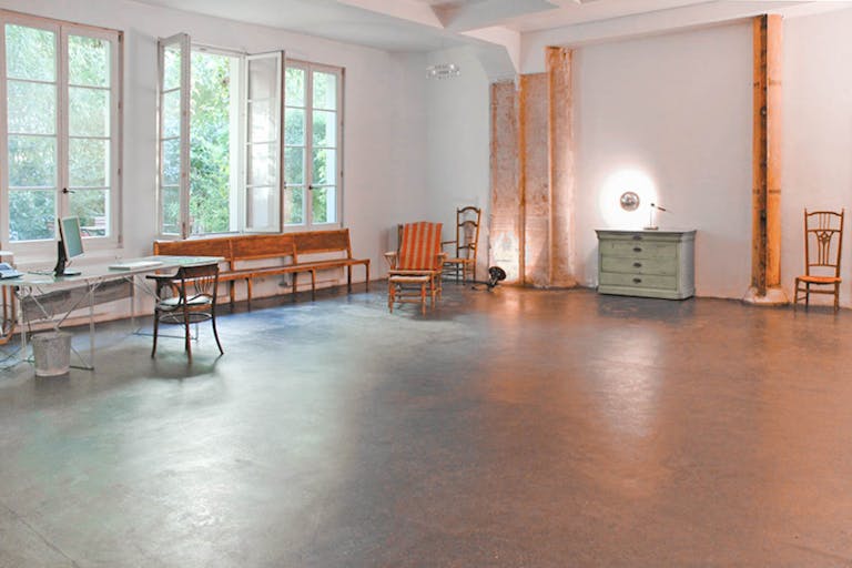 Stunning Space in Vibrant Bastille - Image 3